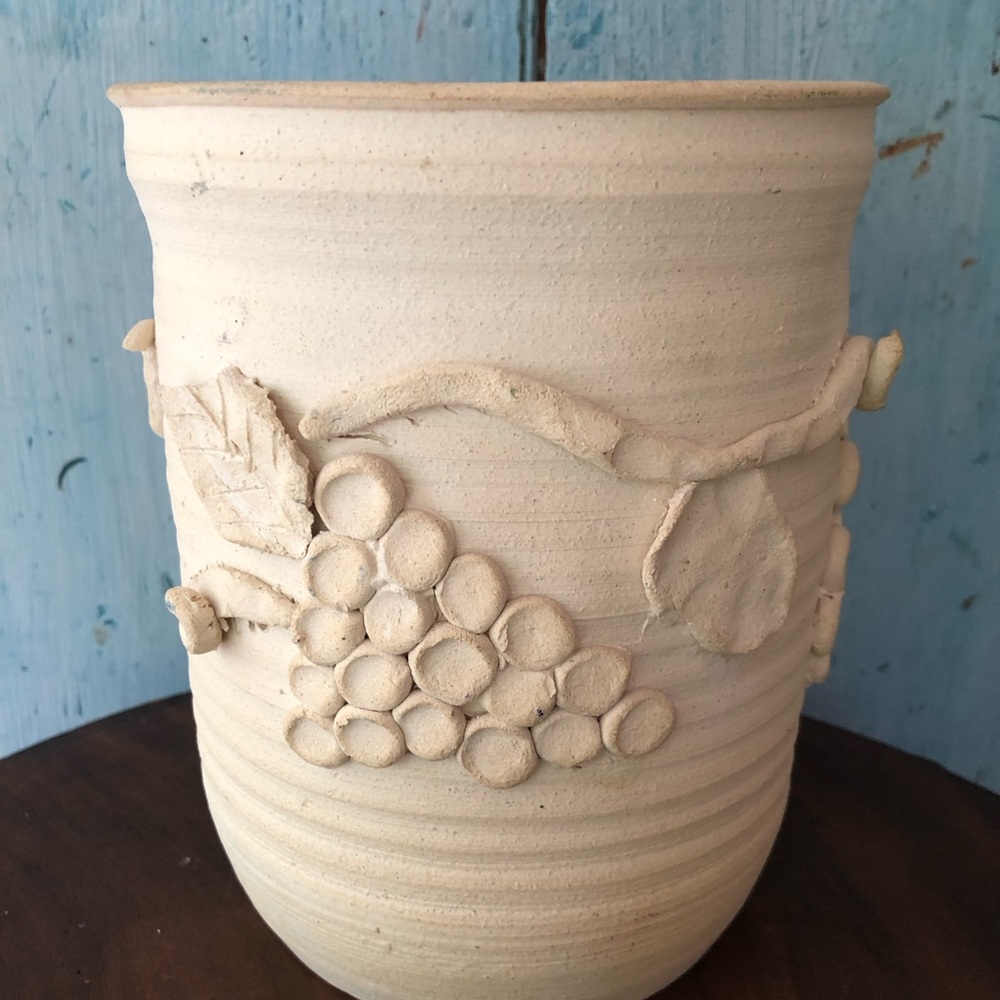 Ceramic wine bucket made by artist in off-white with raised grape bunches - Picture 13 of 13
